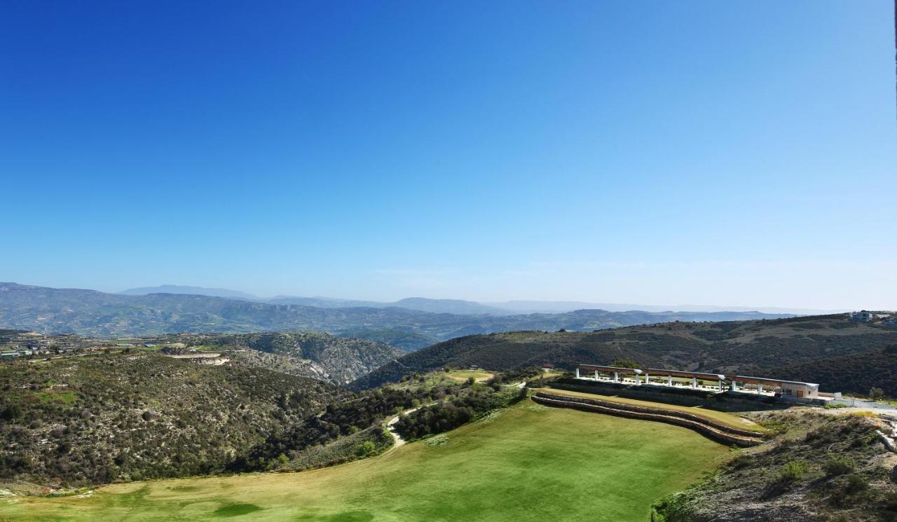 Minthis Resort Tsadha Luaran gambar View of the golf course