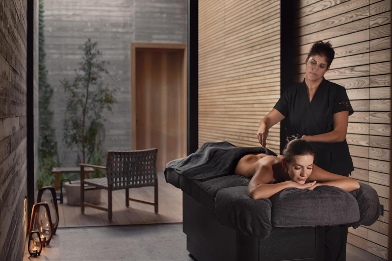 Minthis Resort Tsadha Luaran gambar A massage therapist at work
